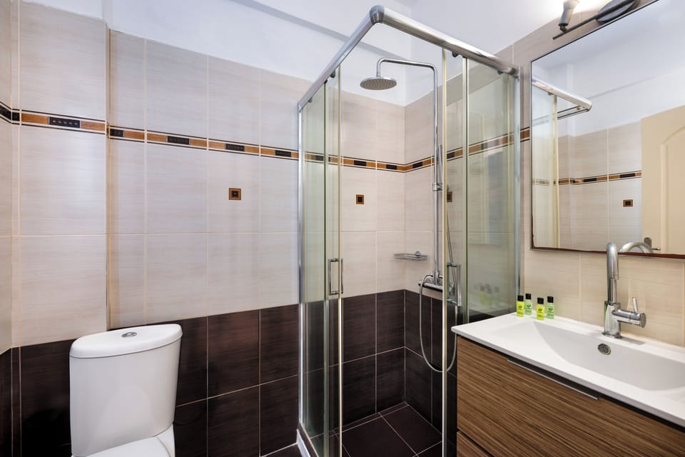 Junior Suite, Sea View | Bathroom | Shower, free toiletries, hair dryer, towels