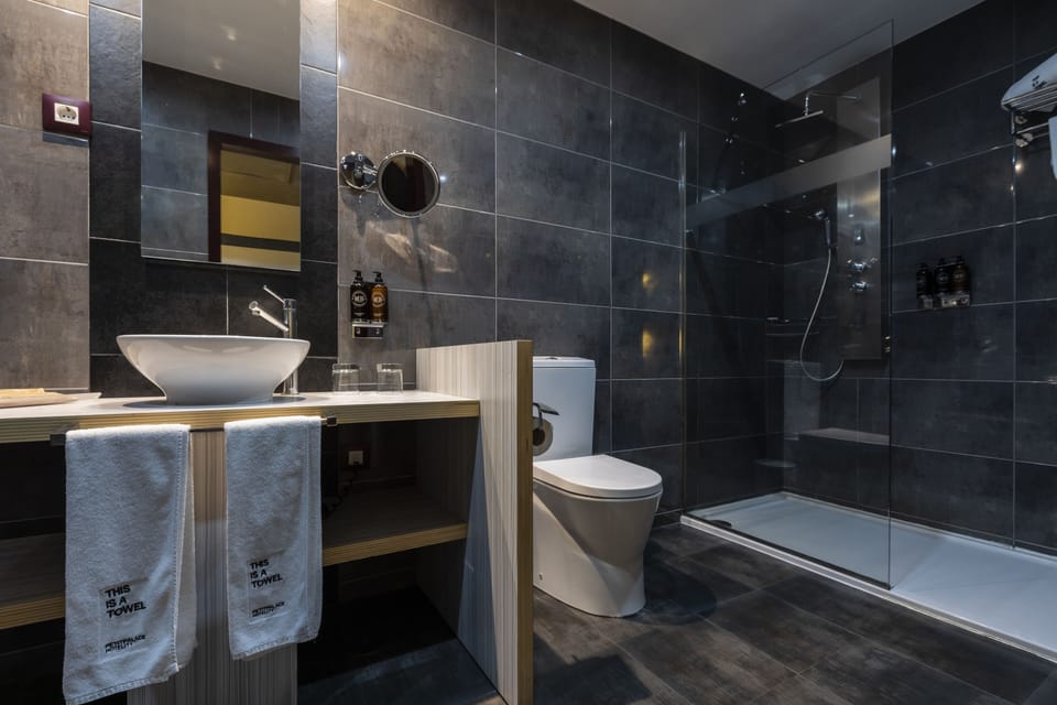 Quadruple Room | Bathroom | Shower, free toiletries, hair dryer, towels