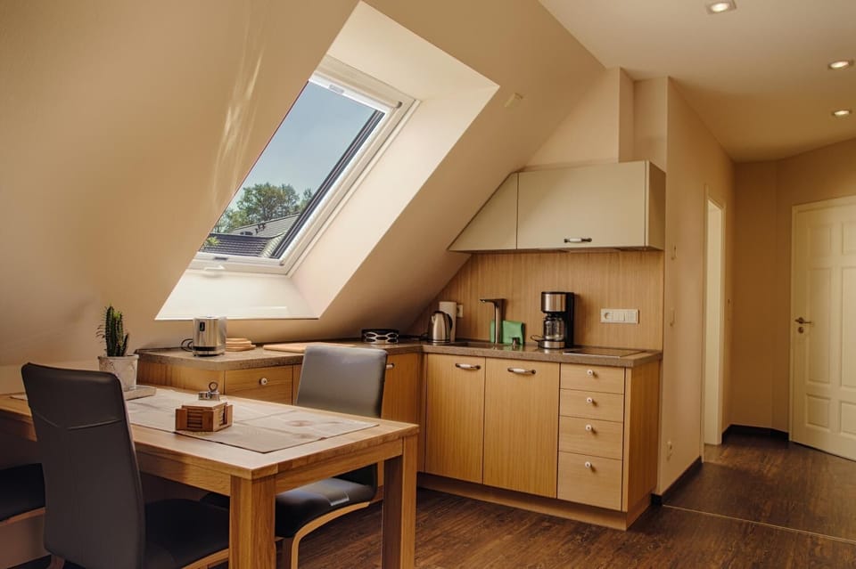Full-size fridge, microwave, stovetop, dishwasher