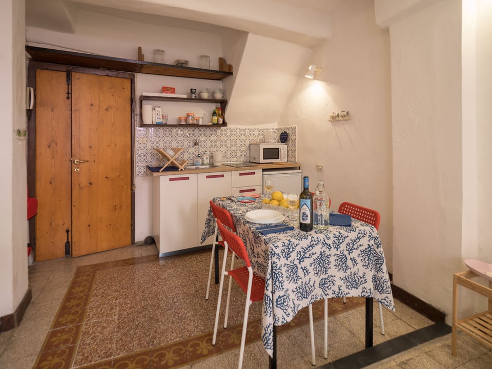 Apartment, 2 Bedrooms, Kitchen | Private kitchenette | Full-size fridge, stovetop, coffee/tea maker, cookware/dishes/utensils
