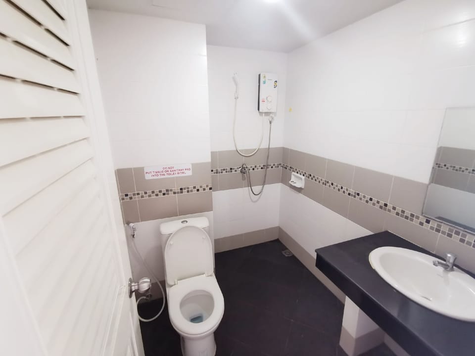 Shower, rainfall showerhead, free toiletries, hair dryer