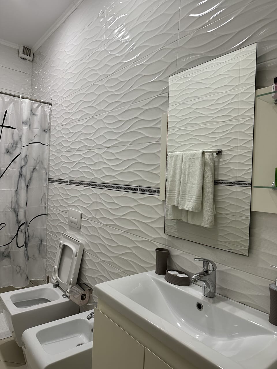 Comfort Triple Room | Bathroom | Shower, free toiletries, hair dryer, slippers