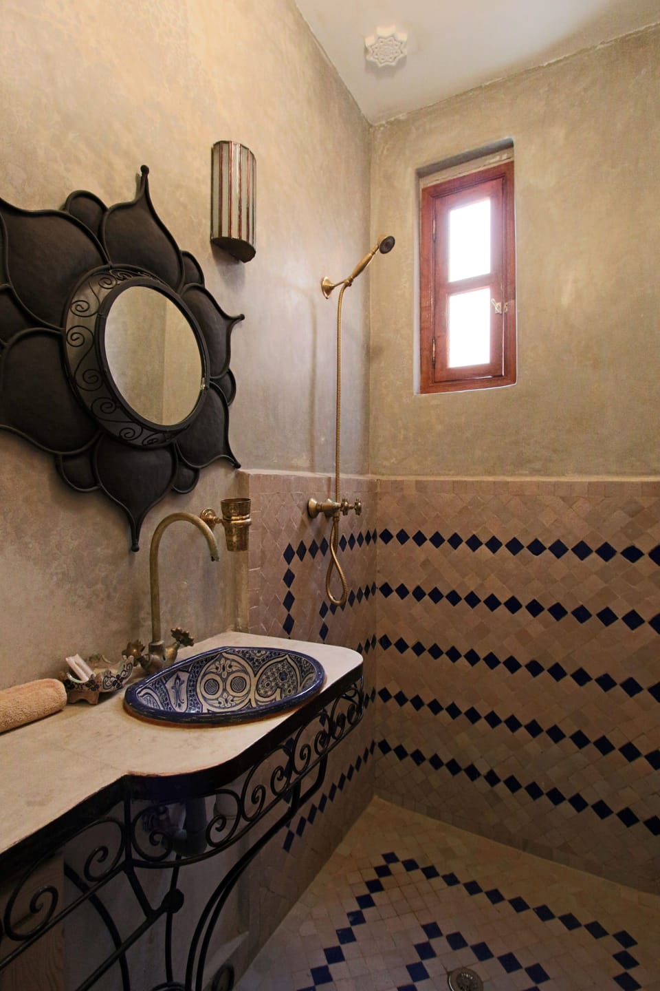Double Room (Dades) | Bathroom | Shower, free toiletries, towels, soap