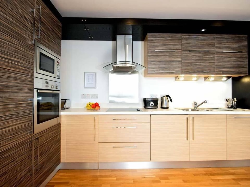 Full-size fridge, microwave, oven, stovetop