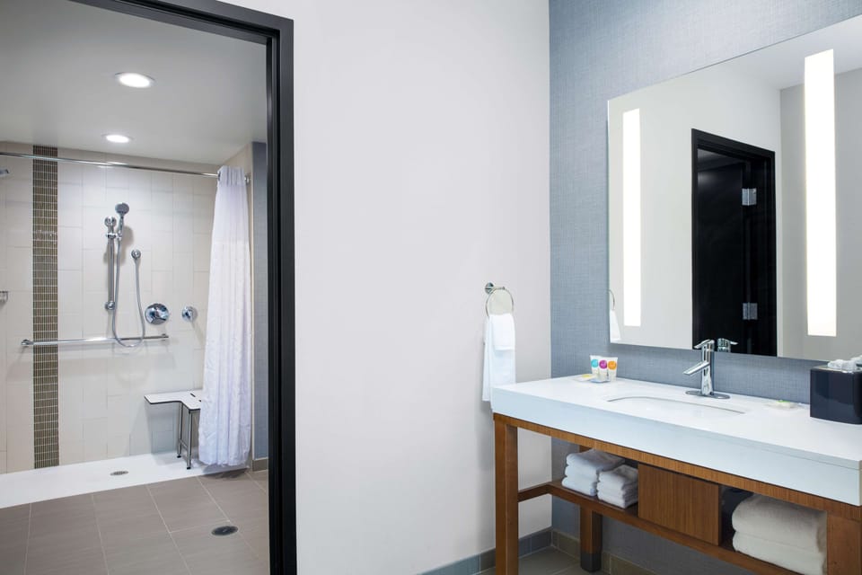 Combined shower/tub, free toiletries, hair dryer, towels