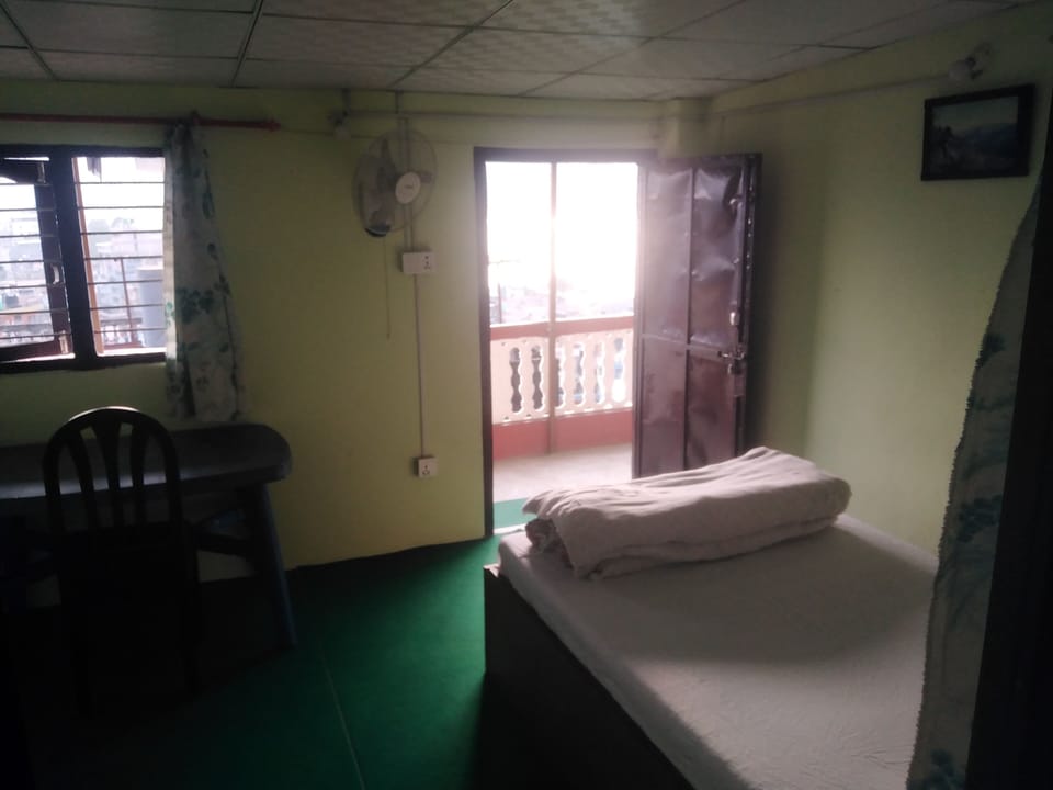 Basic Single Room | Soundproofing, free WiFi, bed sheets