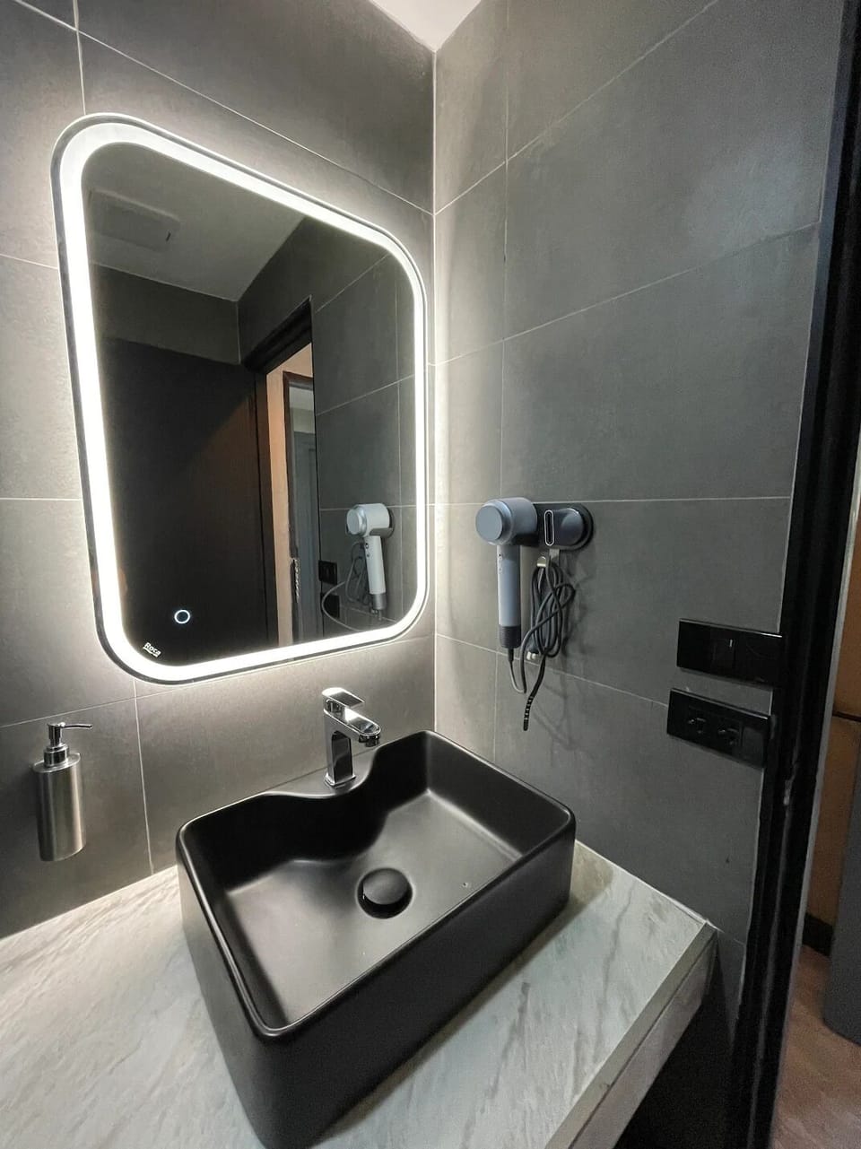 Superior Room, 1 King Bed | Bathroom | Shower, bidet