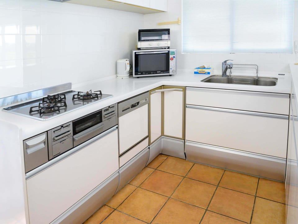 Family Cottage | Private kitchen | Fridge, microwave, stovetop, electric kettle