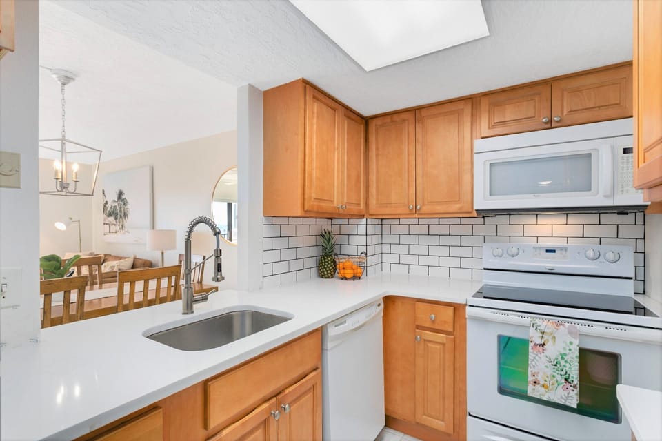 Charming and fully equipped kitchen, perfect for home-cooked meals and cozy gatherings.