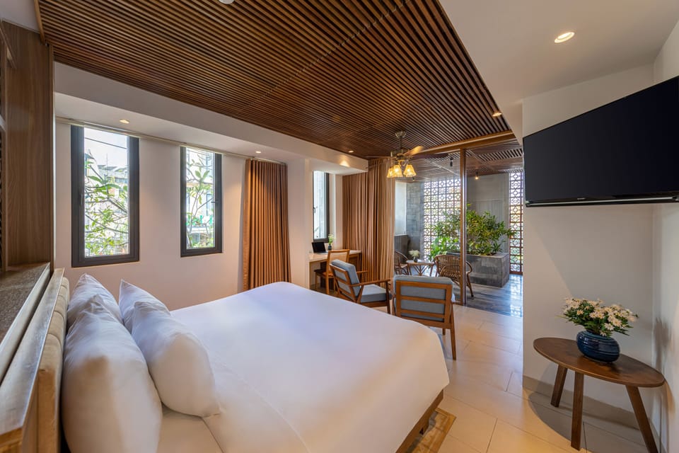 Deluxe Studio with Balcony, Garden View and City View | Room amenity