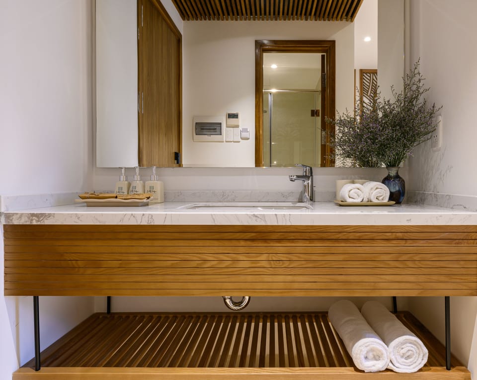 Studio Double Room with Balcony and Garden View | Bathroom sink