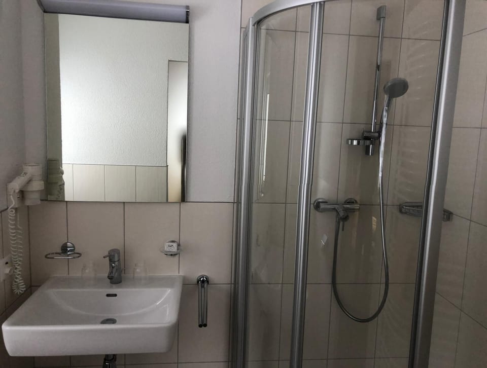Comfort Triple Room | Bathroom shower