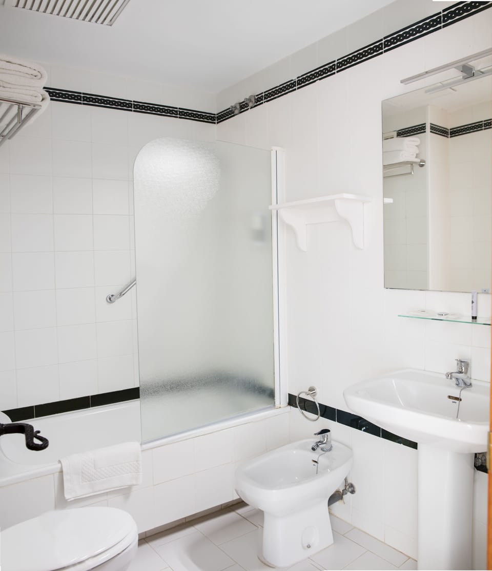 Combined shower/tub, deep soaking tub, free toiletries, hair dryer