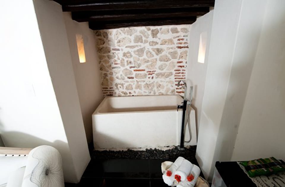 Superior Suite | Bathroom | Free toiletries, hair dryer, towels