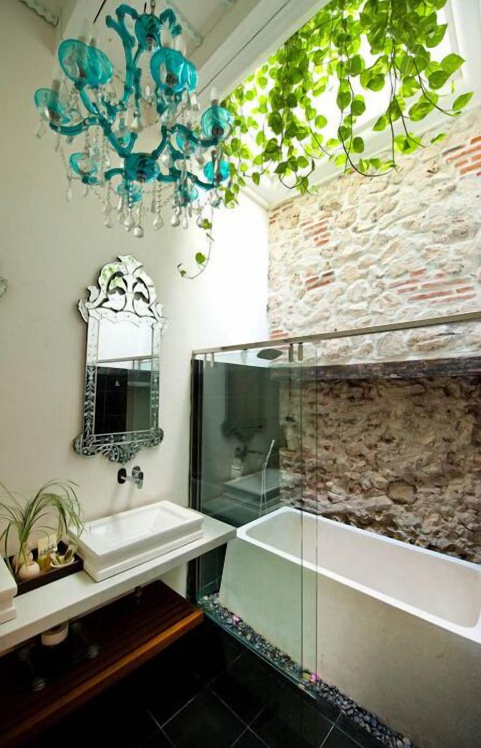 Superior Suite | Bathroom | Free toiletries, hair dryer, towels