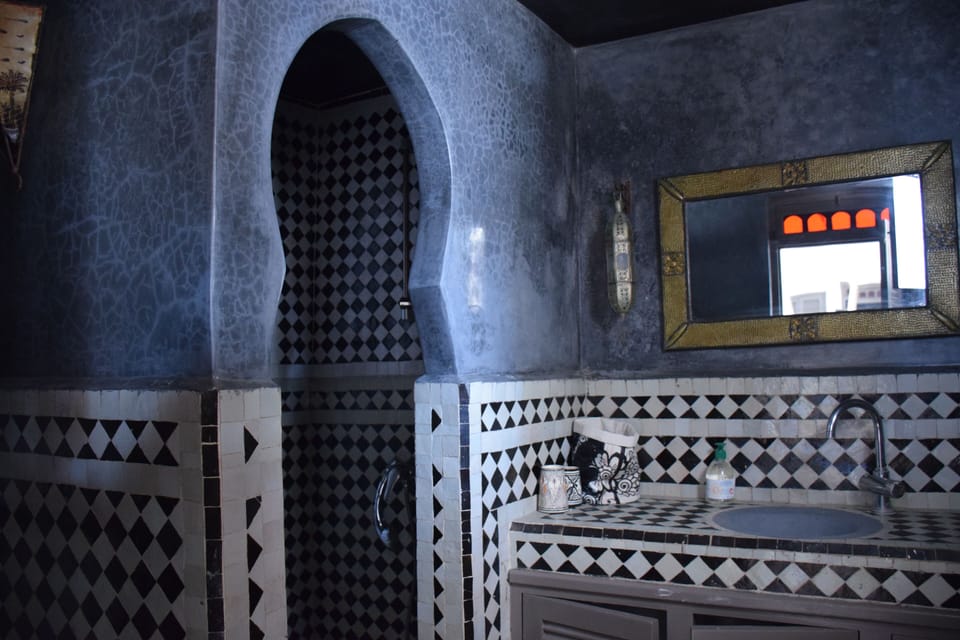 Double Room (Onyx) | Bathroom | Shower, free toiletries, hair dryer, towels
