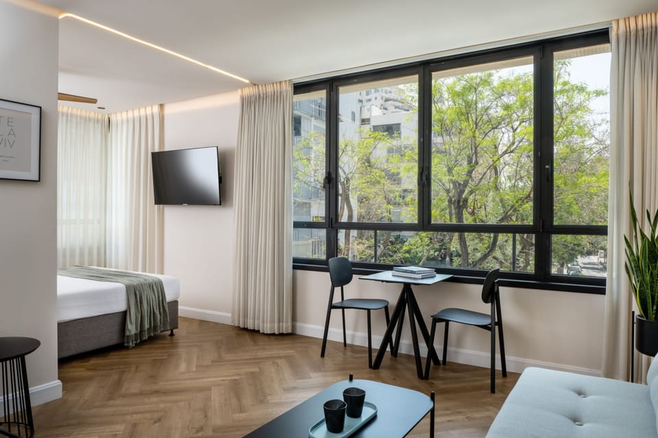 Deluxe Suite | Premium bedding, in-room safe, desk, soundproofing