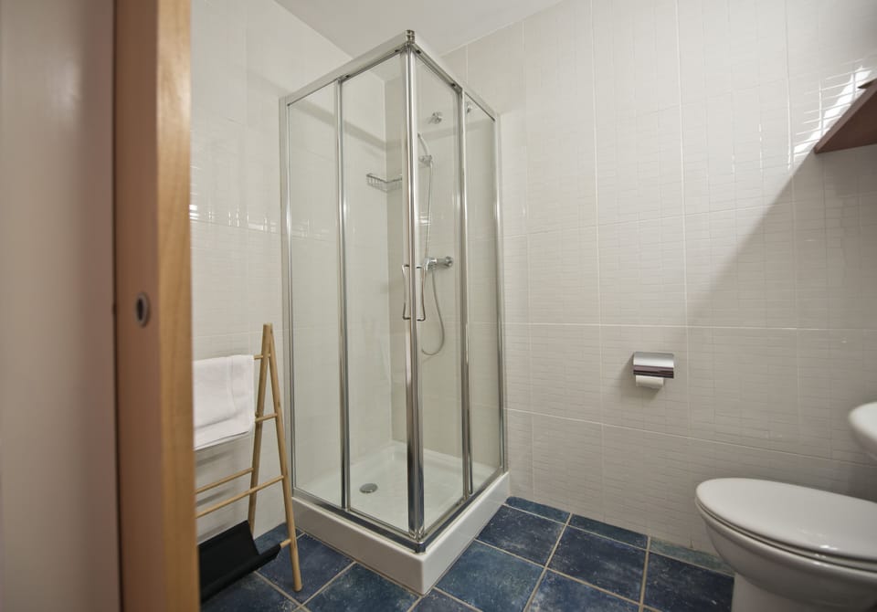 Deluxe Double Room, 1 Bedroom, Non Smoking | Bathroom | Shower, rainfall showerhead, hair dryer, towels