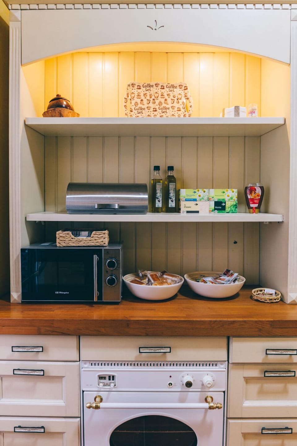 Shared fridge, microwave, stovetop, cookware/dishes/utensils