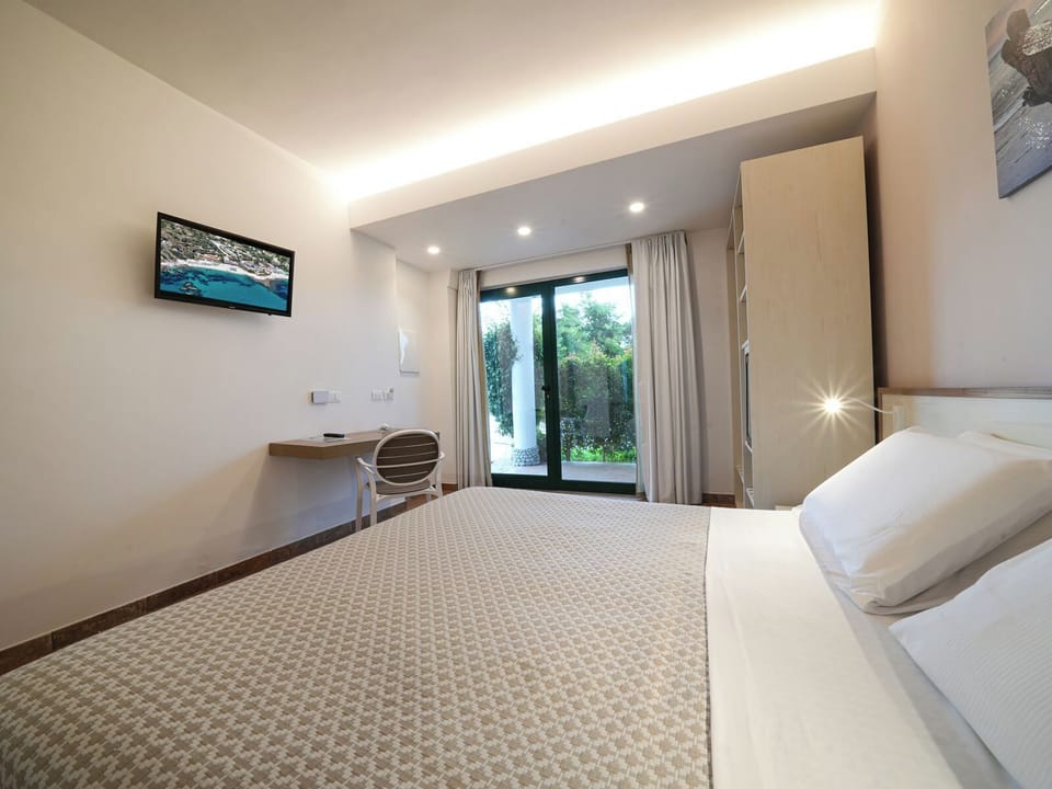 In-room safe, desk, soundproofing, free WiFi