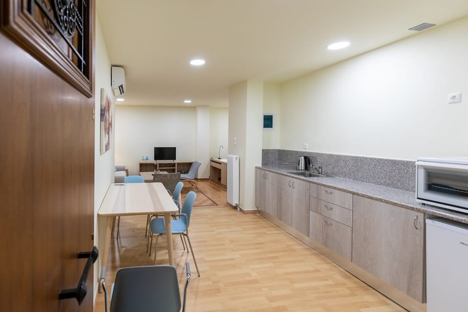 Superior Apartment | Private kitchen | Mini-fridge, oven, stovetop, electric kettle