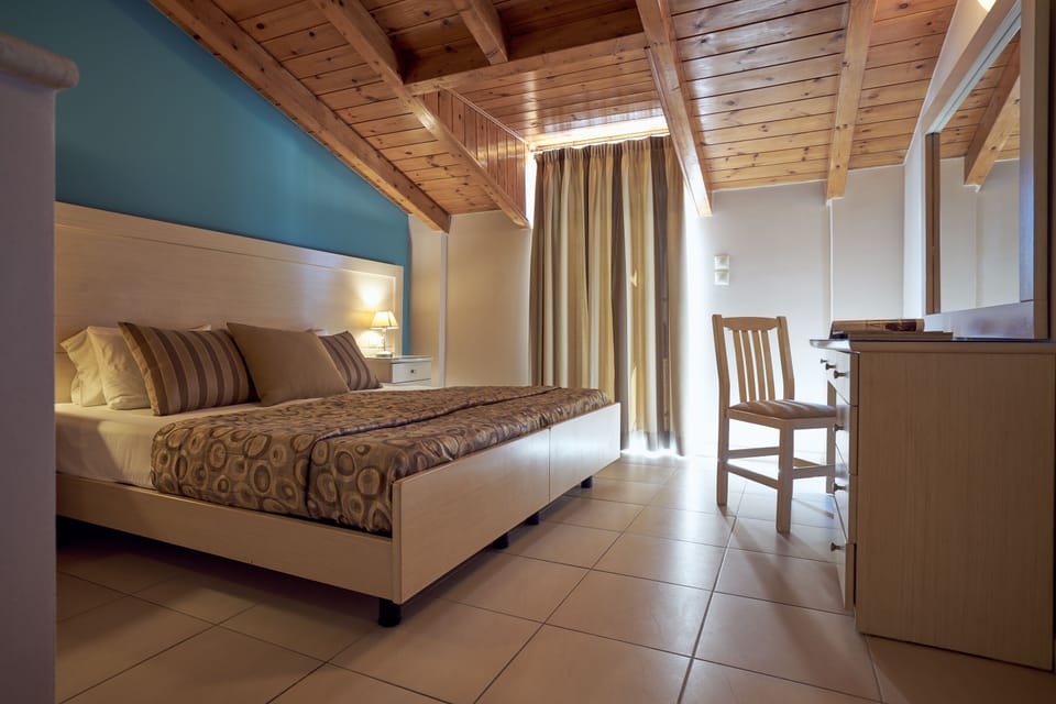 Deluxe Suite (Loft) | Minibar, desk, soundproofing, free WiFi