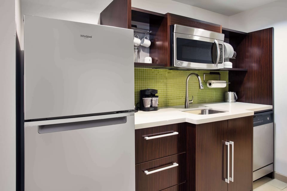 Full-size fridge, microwave, dishwasher, coffee/tea maker