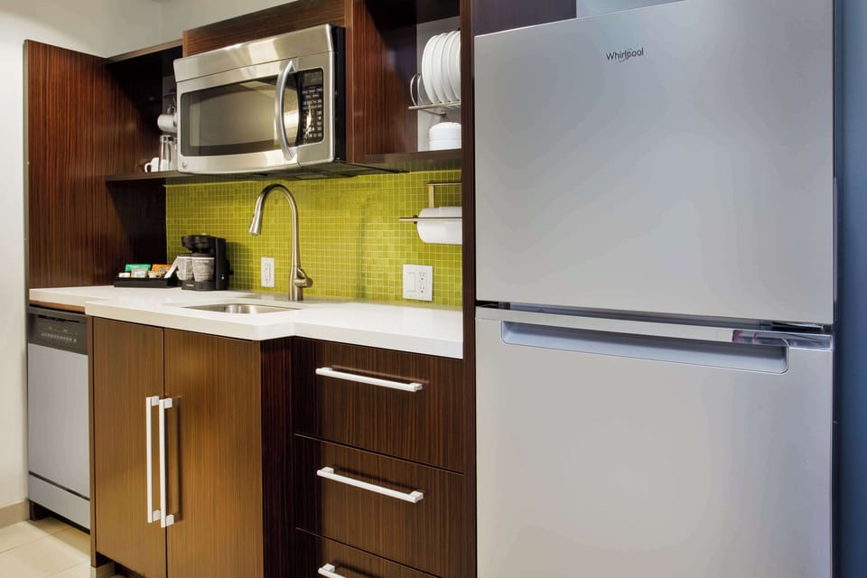 Full-size fridge, microwave, dishwasher, coffee/tea maker