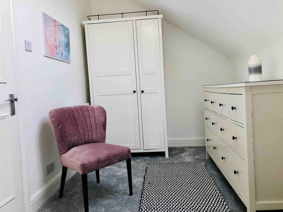 Double room - wardrobe & chest of drawers