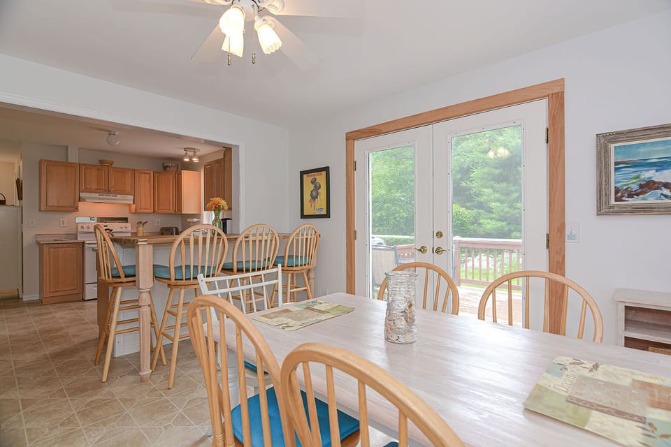 Dinning area with open access to the kitchen.