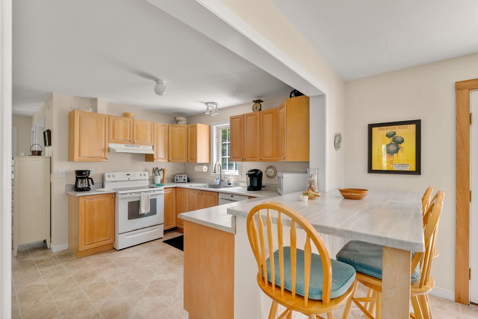Eat-in kitchen with a breakfast bar.
