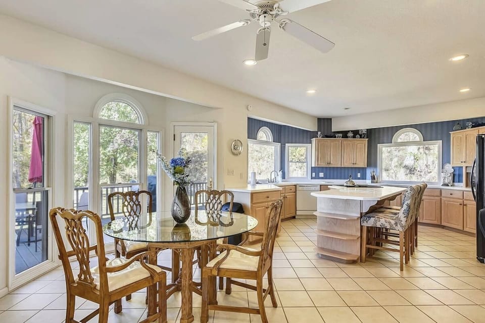 Fully stocked kitchen.  Table seats 4-6, breakfast bar seats 3. 