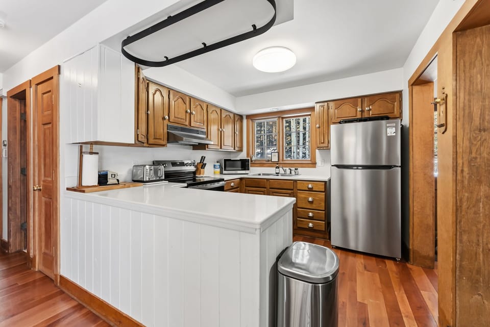 Kitchen: Drip coffee maker, blender, cooking utensils, tableware