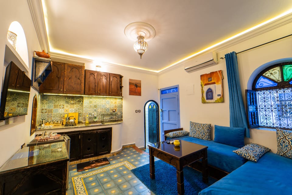 Deluxe Apartment | Living area | Flat-screen TV