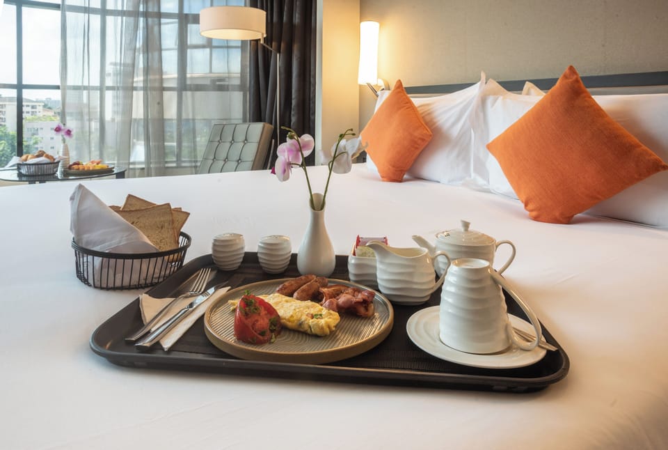 Executive Room, 1 King Bed, Non Smoking | Minibar, in-room safe, desk, laptop workspace