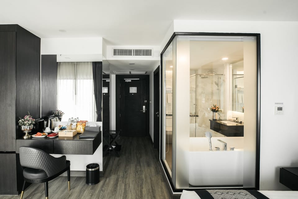 Executive Room, 1 King Bed, Balcony, River View | Minibar, desk, free WiFi