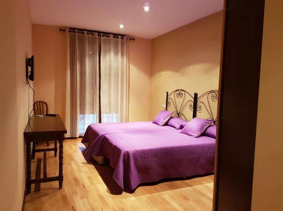 Twin Room | WiFi (free), bed sheets