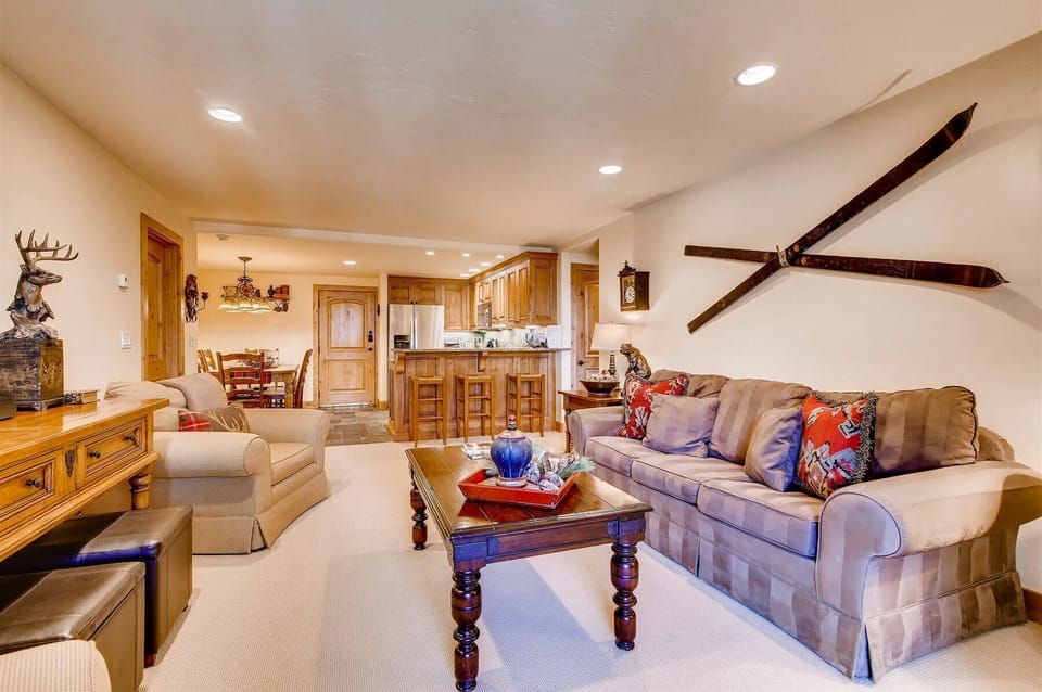 Vail Village location w/pool and free parking