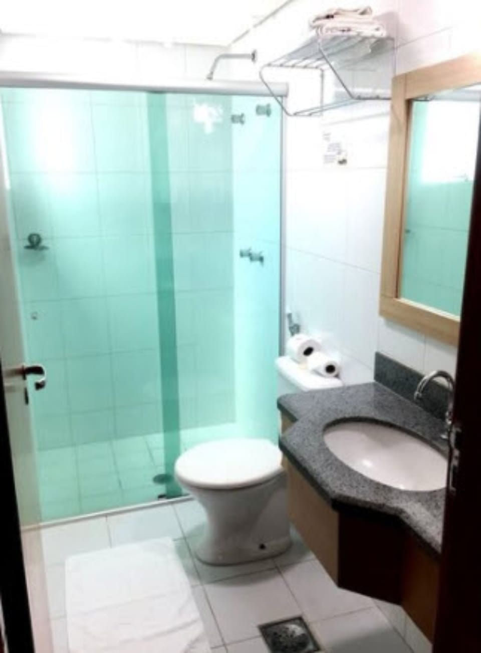 Shower, bidet, towels
