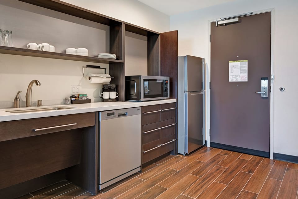 Suite, 1 King Bed, Accessible, Bathtub | Private kitchen | Coffee/tea maker