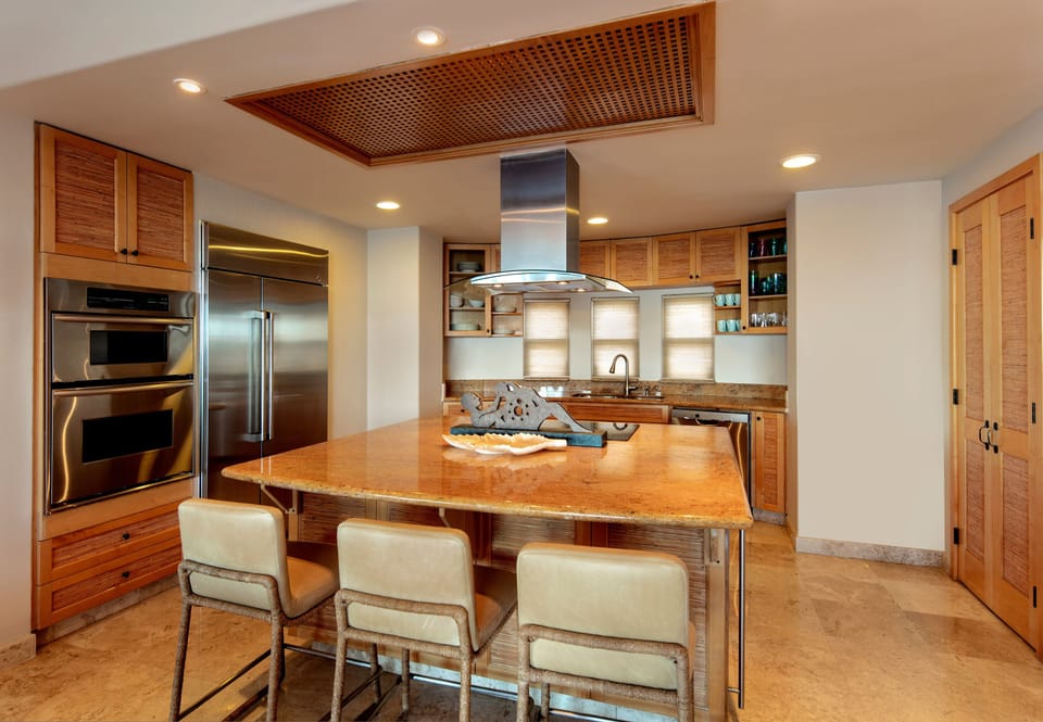 Penthouse - 3502 | Private kitchen | Full-size fridge, microwave, oven, stovetop