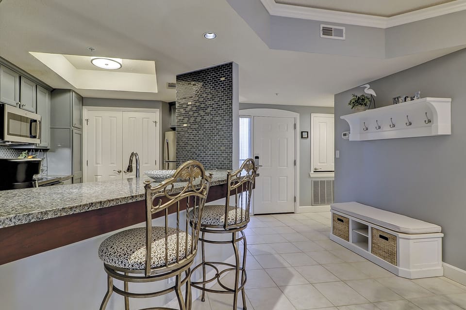 Bar and entry