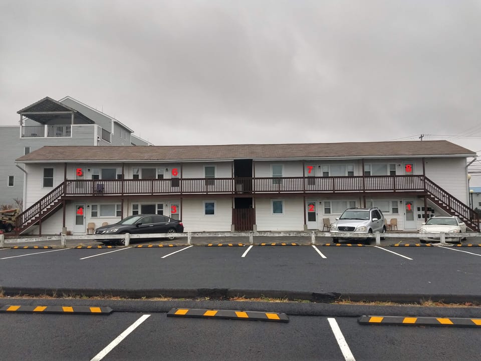 outside view showing the apartments numbers 