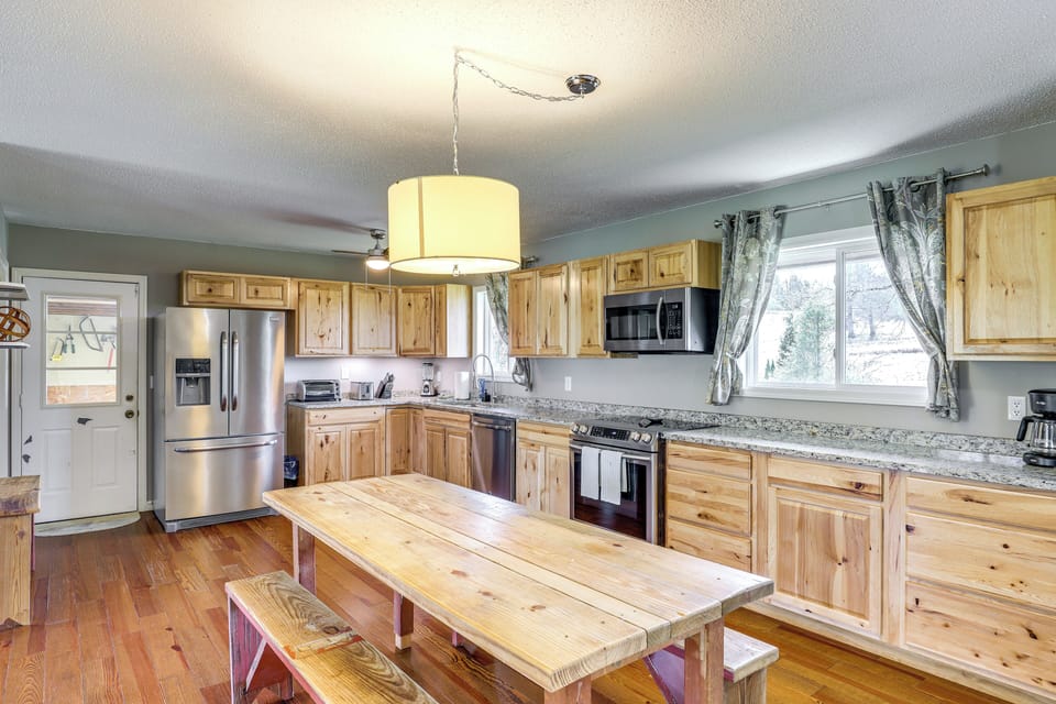Dining Area | Dishware & Flatware | Central A/C & Heat