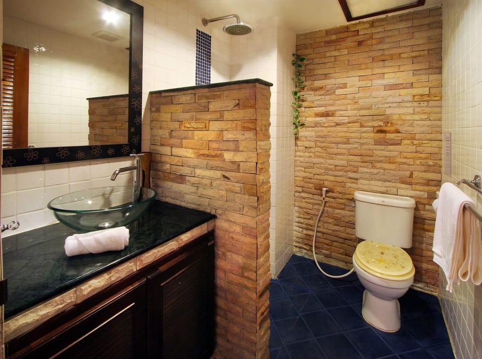 Family Quadruple Room | Bathroom | Shower, hair dryer, towels, soap