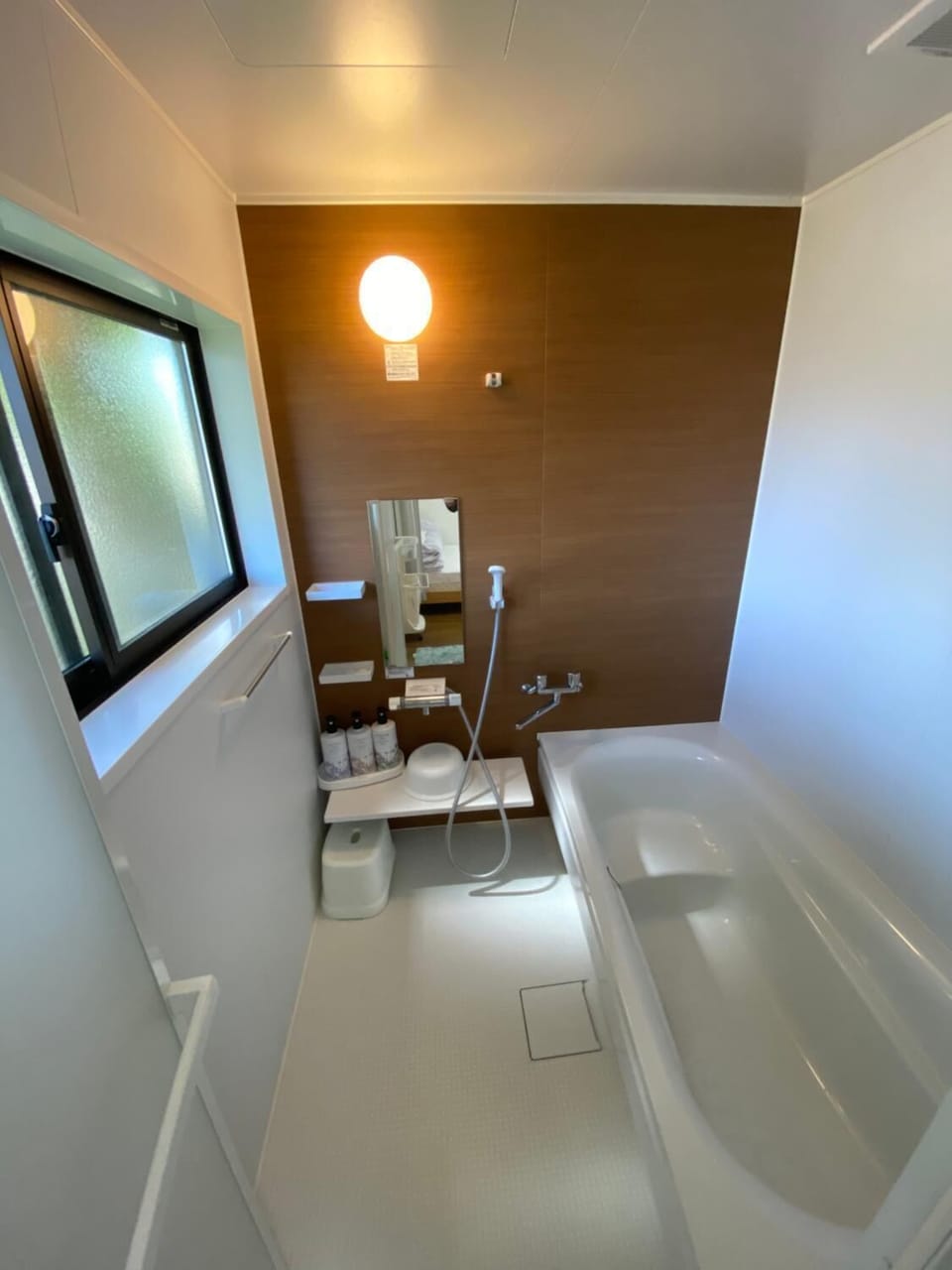 Combined shower/tub, slippers, towels