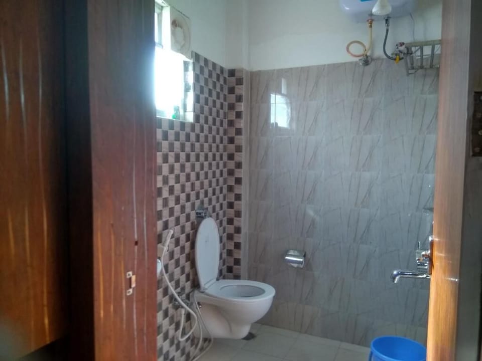 Shower, free toiletries, bathrobes, bidet