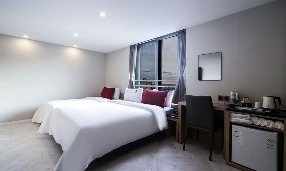 Deluxe Twin Room | Premium bedding, individually decorated, individually furnished, desk