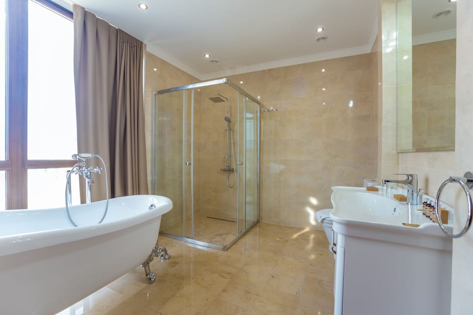 Superior Suite | Bathroom | Free toiletries, hair dryer, bathrobes, slippers