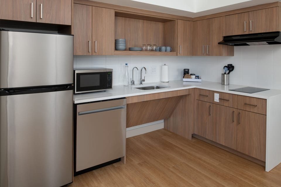 Suite, 1 Bedroom | Private kitchen | Microwave, coffee/tea maker, toaster, cookware/dishes/utensils